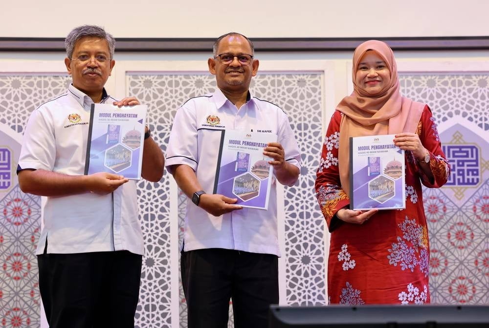 The Education Ministry (MOE) today launched the ‘Imam Al-Nawawi’s 40 Hadith’ appreciation module aimed at fostering the values of the Prophet Muhammad’s sayings or ‘hadith’ at the school level. - BERNAMA