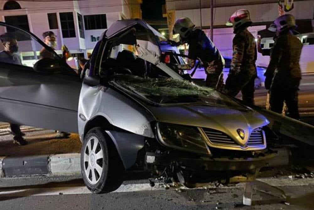 The condition of the Proton Waja that crashed into the electricity pole in front of a factory in Kuala Kangsar Road, Ipoh on Sunday morning - AWANI 