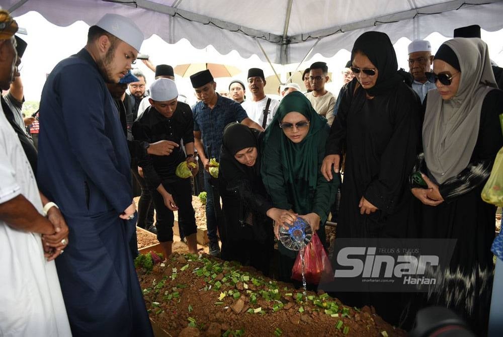 The remains of the late Johari were safely laid to rest at 12:16 noon. - Photo from SINAR HARIAN / MOHD RAFIQ REDZUAN HAMZAH