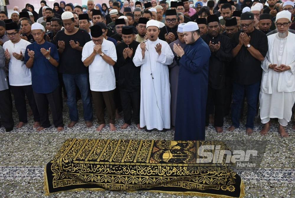 The late Johari's funeral rites. - Photo from SINAR HARIAN / MOHD RAFIQ REDZUAN HAMZAH