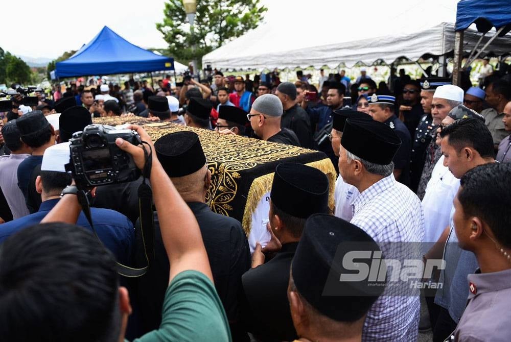 It is estimated that more than 500 people, including relatives and the local community, attended the burial to pay their final respects to the late Datuk Seri Johari Harun.