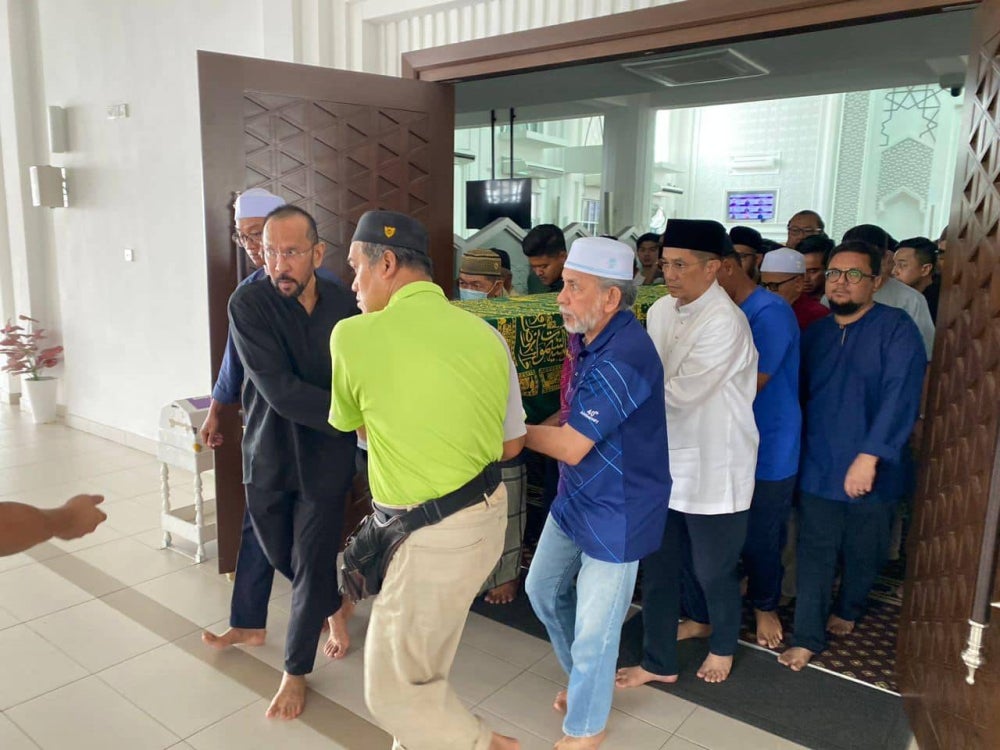 Azmin also prayed for Shahrul to receive husnul khatimah and for his family to be given strength and patience. - Photo taken from Azmin Ali's Facebook account