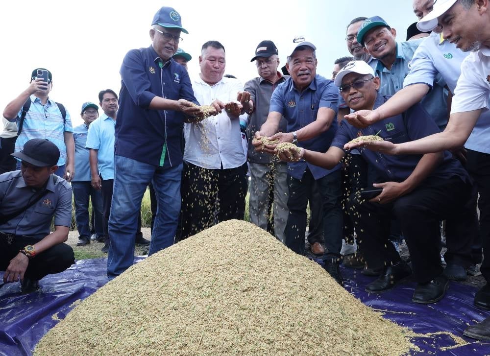 Agriculture and Food Security Minister Datuk Seri Mohamad Sabu (four, left) at the SMART SBB Mini Sekinchan MADA Agro Madani programme at Kampung Lat 1000 today. - Photo by Bernama