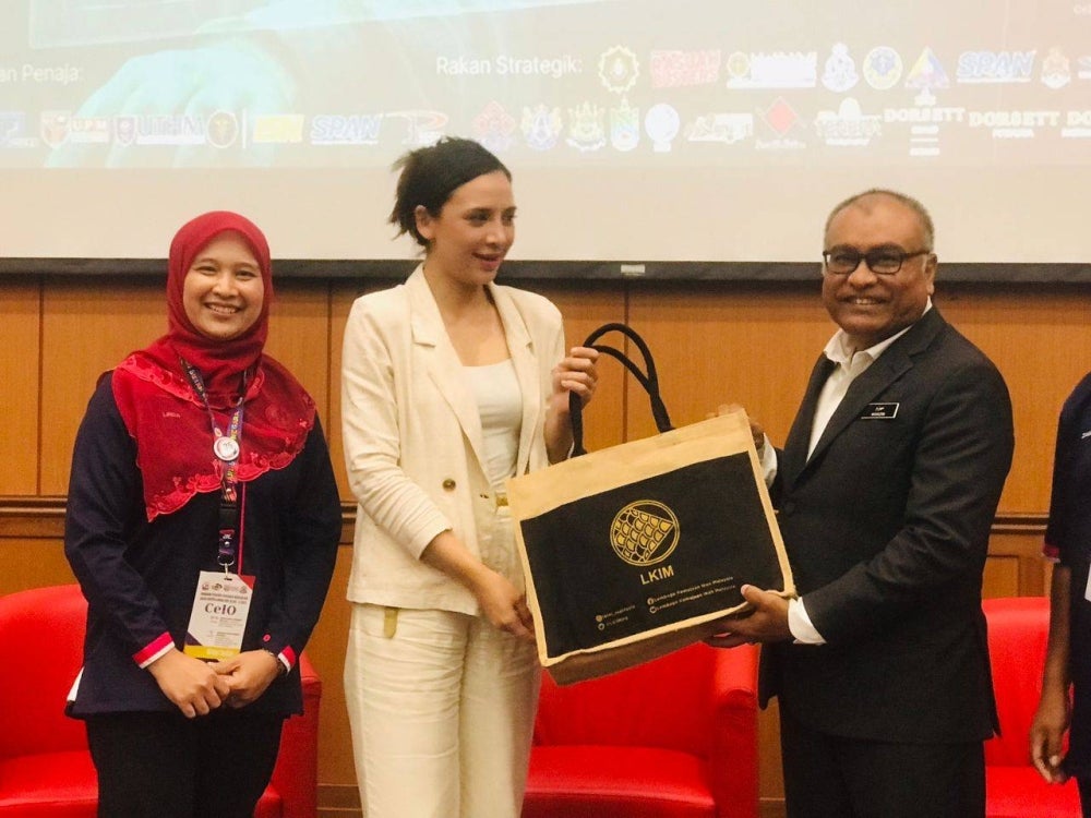 Actress Diana Danielle received a souvenir from the Registrar of Universiti Putra Malaysia, Tuan Muhazam Mansor. - Photo by SINAR .