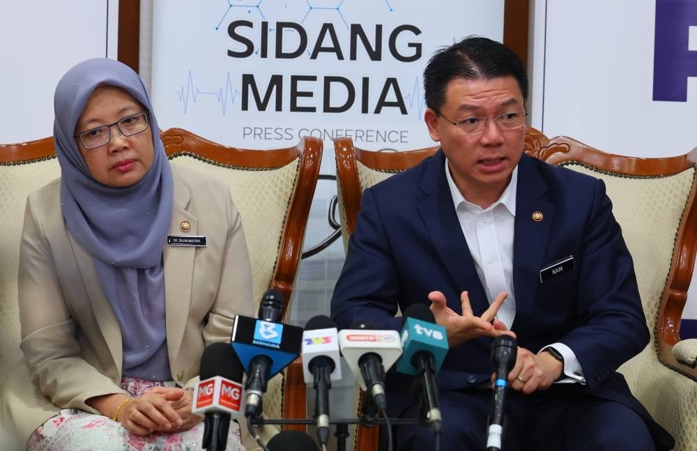 Kor Ming and Dr Zaliha at a press conference after the signing of the Memorandum of Understanding on Strategic Cooperation of Health and Fire Services between the Health Ministry and the Development and Local Government Ministry - BERNAMA
