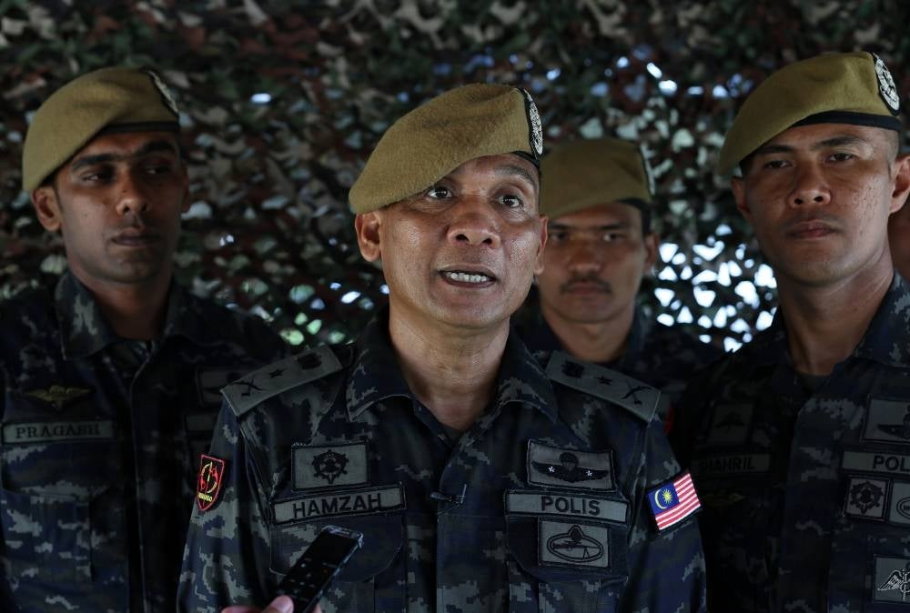 Commander of VAT 69 Commando SAC Hamzah Hashim (centre). - BERNAMA PIX