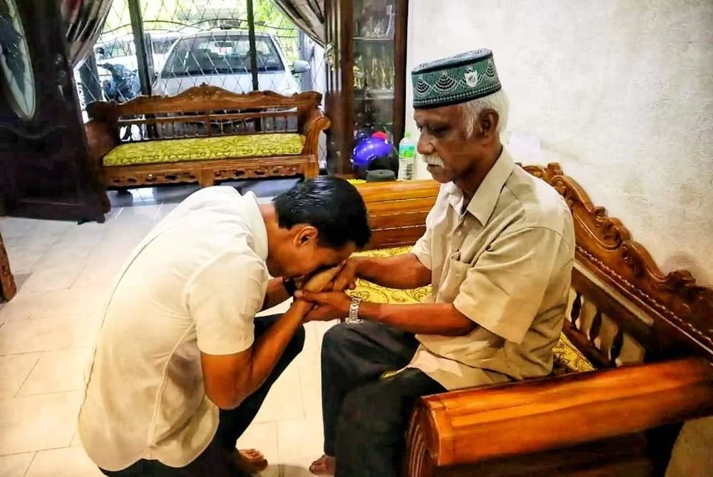 Baddrol kissed his father's hand before he cast his vote for the state election on August 12. Photo: Baddrol Bakhtiar's Facebook