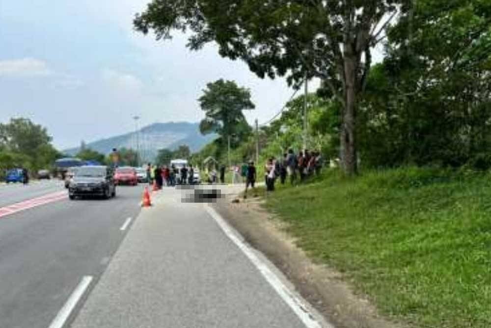 The situation at the motorcycle accident site at kilometer 37 of the Kuala Lumpur - Ipoh road today.