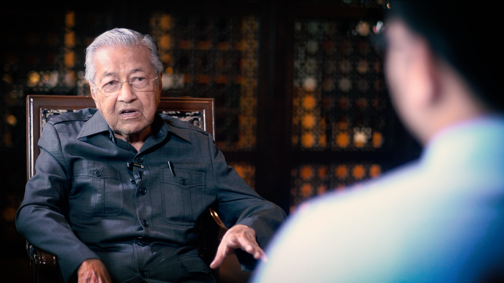 In an exclusive interview in Sinar Daily’s Fireside Chat, Dr Mahathir was adamant in pointing out the error in the present administration’s decision to stifle the people from discussing issues relating to race, religion, and the royal institution.