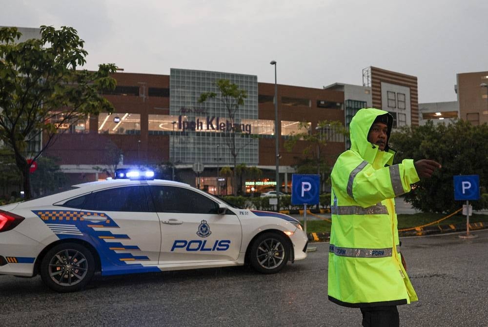 Police personnel controlling the situation outside the mall - BERNAMA