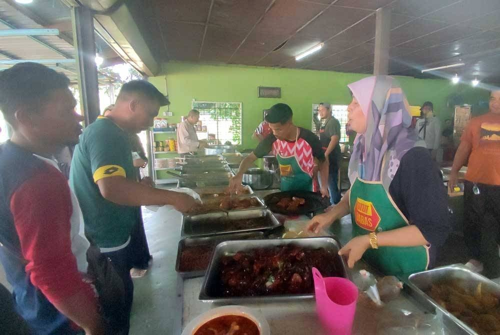 Shop owner, Nur Ezzeanni Abdullah serving customers who visit their restaurant in Bukit Payung.