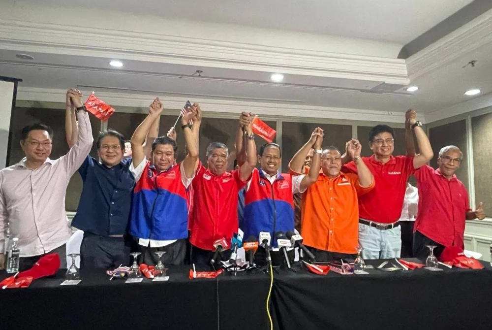Mohamad Sabu (middle) with the leadership of PH and Umno at a press conference for the introduction of PH candidates for the Pulai parliamentary seat and Simpang Jeram state seat for the by-election, in Johor Bahru.