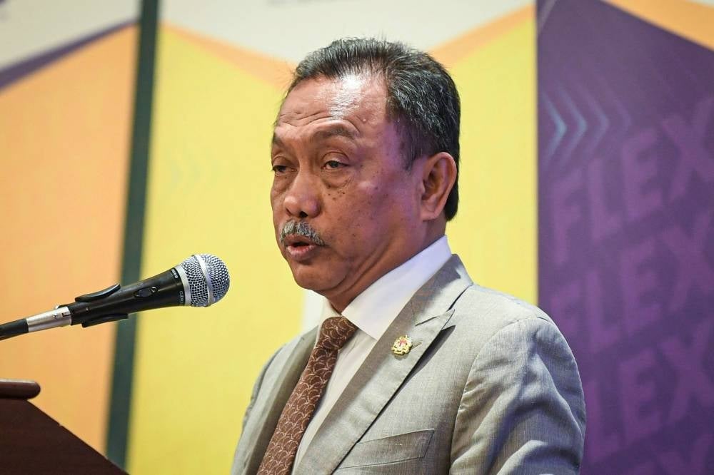 Deputy Higher Education Minister Datuk Mohammad Yusof Apdal delivers his speech during the Kuala Lumpur Metropolitan University College (KLMUC) Relaunching Ceremony at Wisma Hong Leong today. - BERNAMA PIX