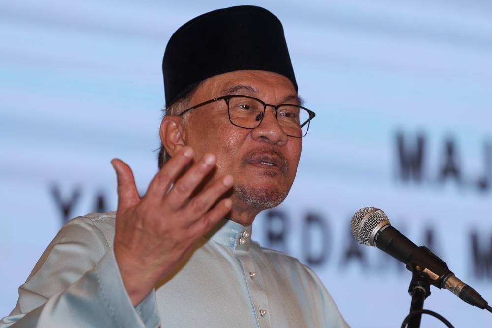 Prime Minister Datuk Seri Anwar Ibrahim during his speech at the Budget 2024 Johor State Tour at the Banquet Hall, Bangunan Sultan Ismail, Kota Iskandar, Iskandar Puteri. - BERNAMA PIX