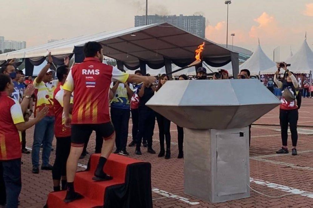 Raja Muda Selangor Tengku Amir Shah Sultan Sharafuddin Idris Shah lighting flame to kick off the event.