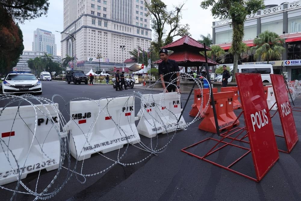 The nomination centres for the Pulai parliamentary and the Simpang Jeram state by-elections closed at 10am today, after being open for an hour since 9am. - BERNAMA