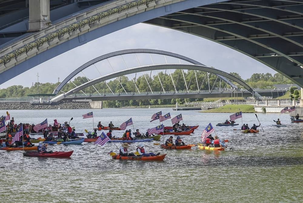 In a recent Merdeka Paddle Day event, 231 participants paddled their kayaks along Putrajaya Lake for 14 kilometres (km). - BERNAMA 