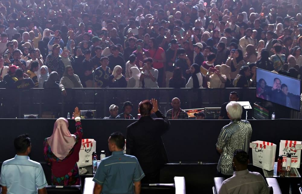 Prime Minister Datuk Seri Anwar Ibrahim attended the Kepci Music Fest held at Stadium Malawati Shah Alam in conjunction with the golden jubilee of fast food restaurant KFC in Malaysia, last night. - Photo by Bernama