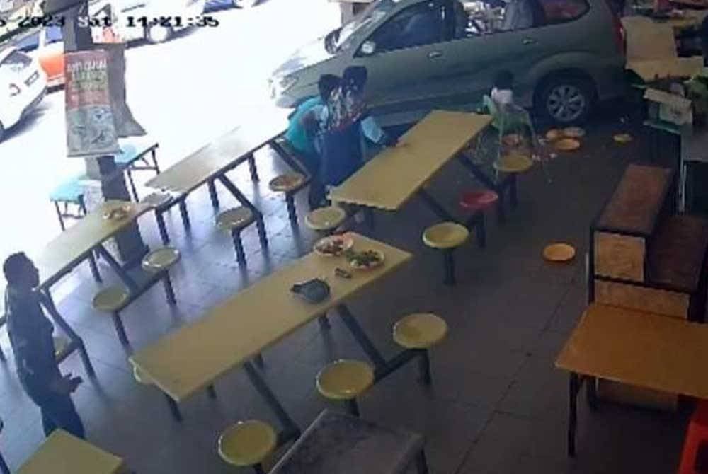 Diners at Medan Selera Tanjung Kling here had a terrifying moment yesterday when a teenager crashed his mother’s Toyota Avanza into the foodcourt. - AWANI
