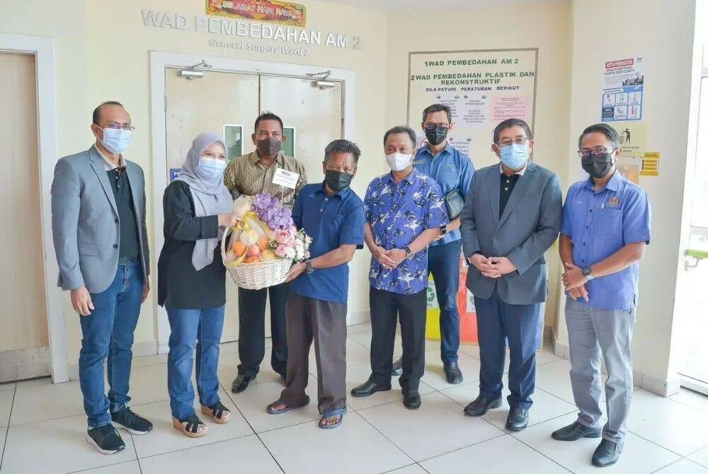 The Higher Education Ministry (MOHE) and Universiti Malaysia Sabah (UMS) will look at the best way to facilitate the affairs of a university student, who is receiving treatment at Queen Elizabeth I Hospital in Kota Kinabalu, Sabah, for her to continue her studies. - Facebook