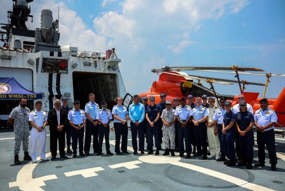 The Malaysia Maritime Enforcement Agency (MMEA) and the United States Coast Guard (USCG) are undergoing joint training to improve maritime skills and knowledge in various aspects between the two countries. - BERNAMA