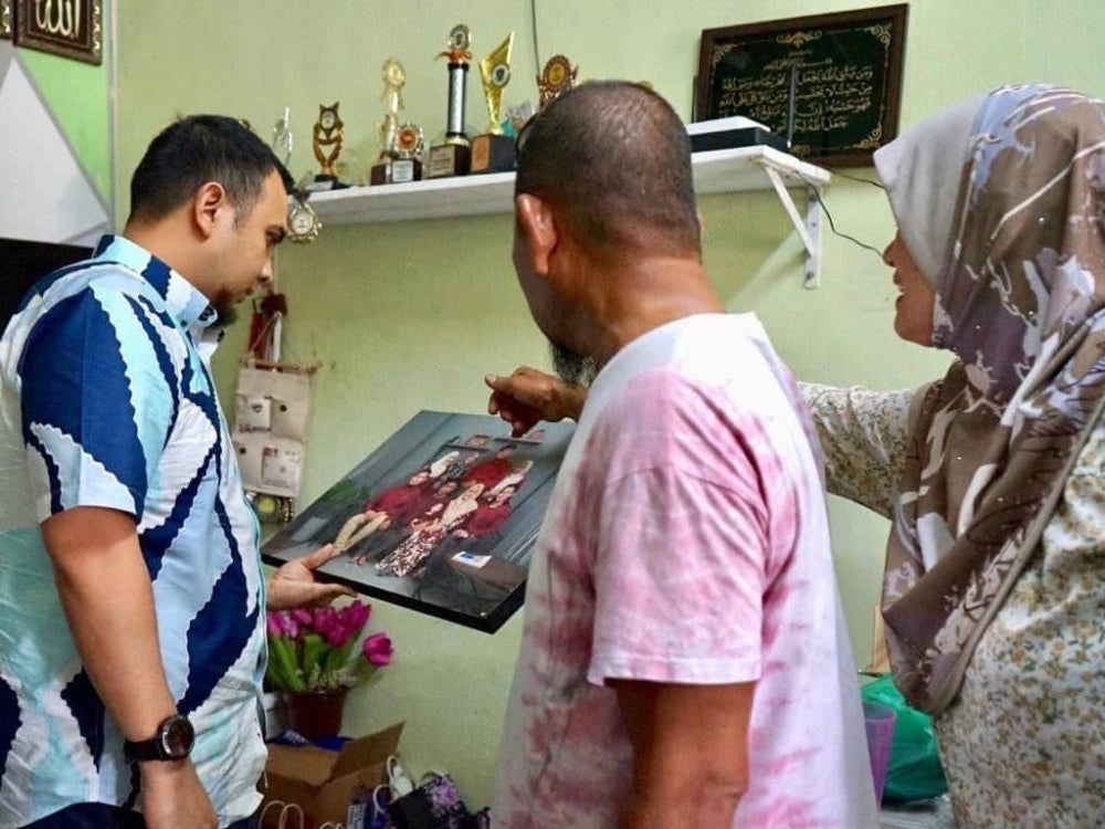 Ahmad Farhan had the opportunity to visit the parents of p-hailing rider, Muhamad Hafiz Muhamad Saleh in Taman Sidam Kiri, Kedah yesterday. 