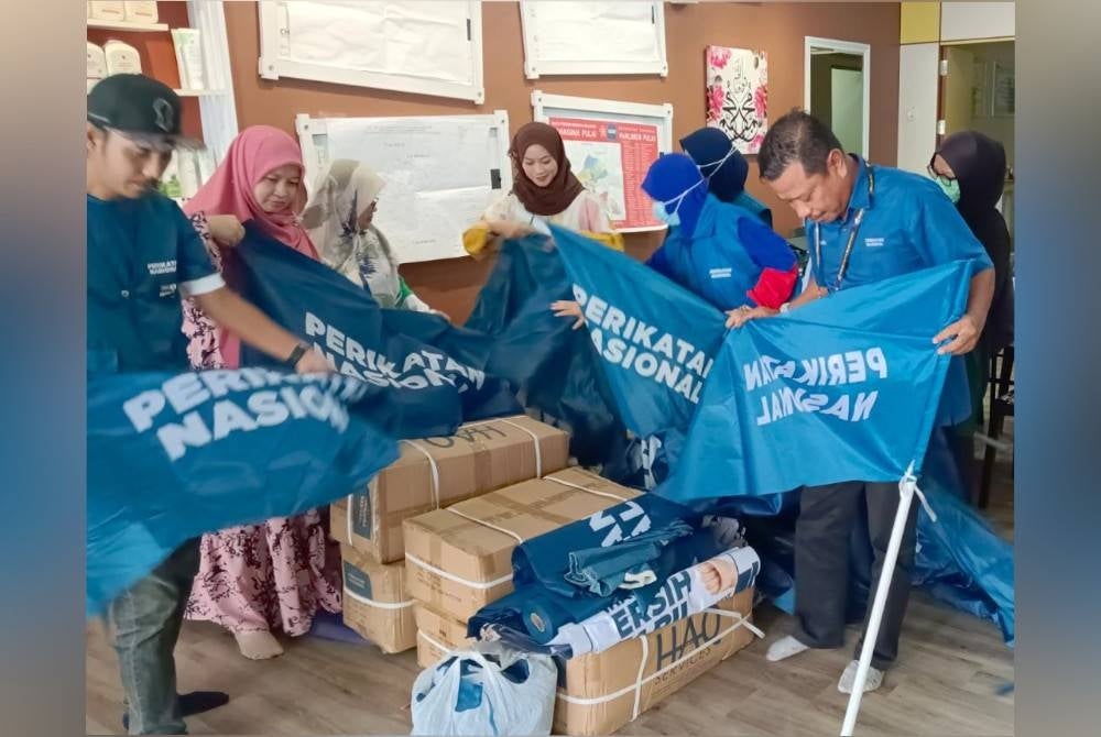 Zulkifli (front) helps the party machinery prepare for the Bukit Indah Voting Center Voting Center Program, Johor Bahru today