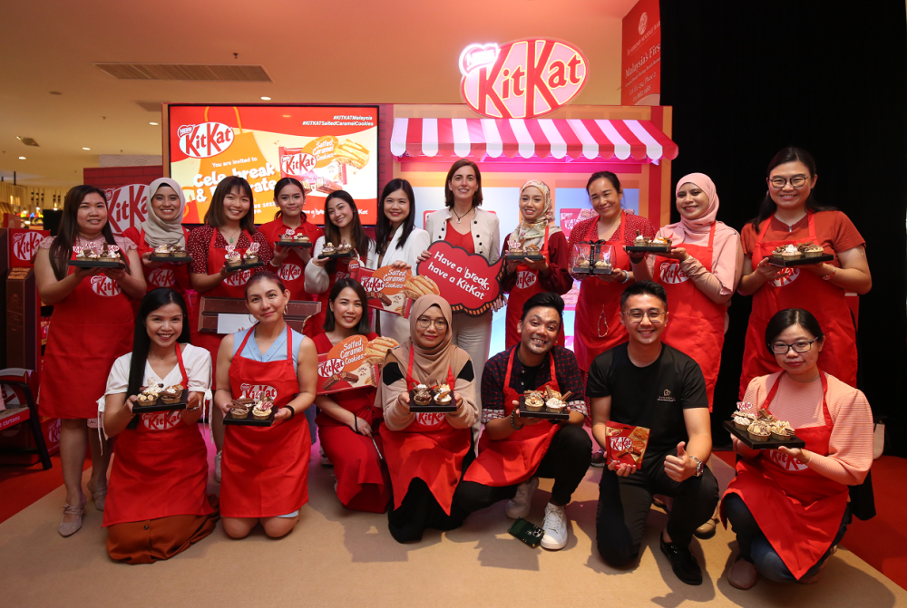 Two dessert artists from JUNANDUS demonstrated the versatility of the KitKat® Salted Caramel Cookies through a dessert showcase.
