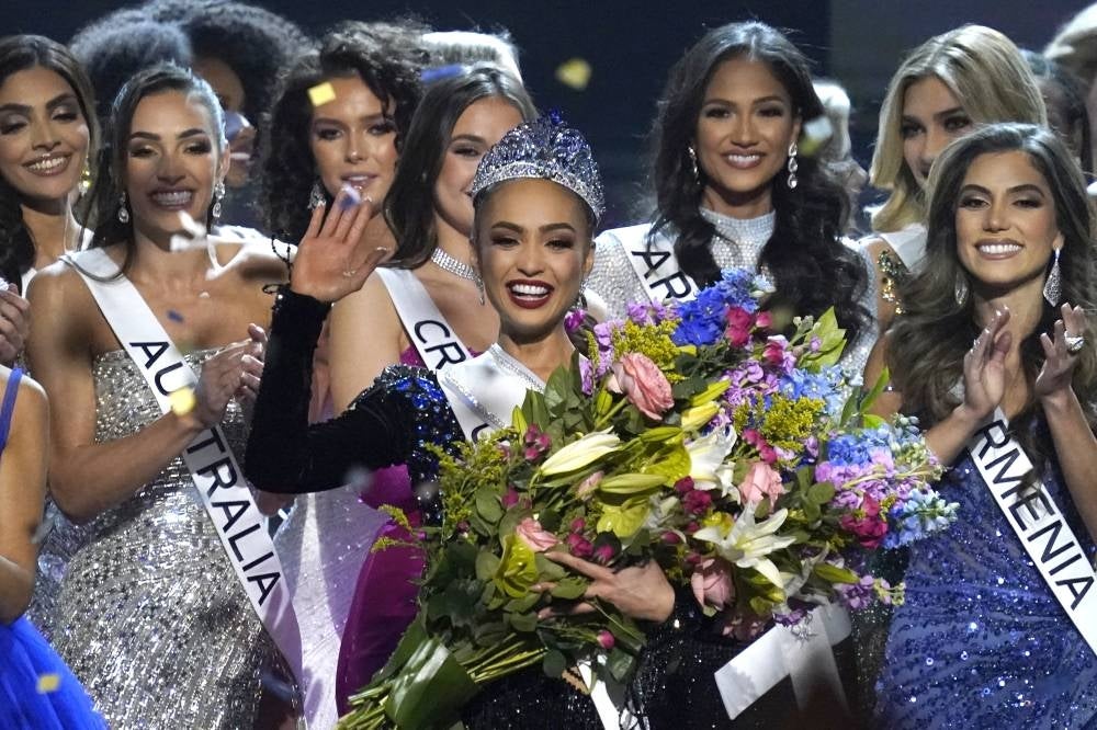 Miss USA R'Bonney Gabriel (C) celebrates after winning the 71st Miss Universe competition at the New Orleans Ernest N. Morial Convention Center in New Orleans, Louisiana on January 14, 2023. (Photo by TIMOTHY A. CLARY / AFP)