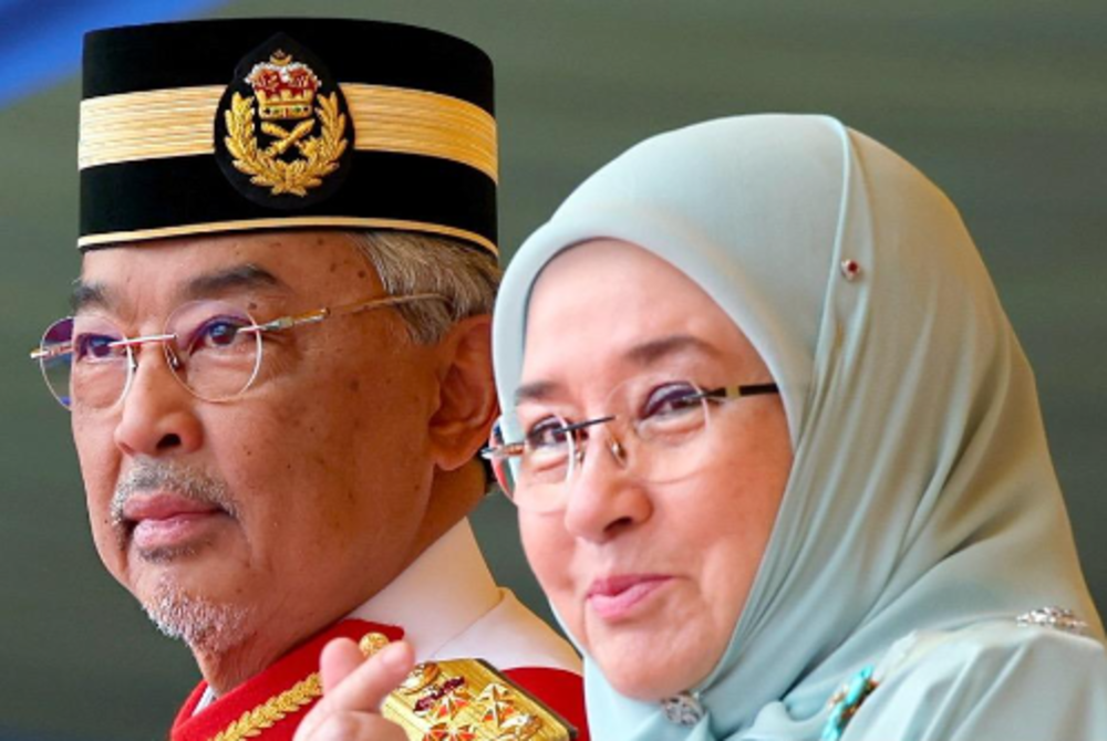 The people in Sabah have expressed their excitement to see the Yang di-Pertuan Agong Al-Sultan Abdullah Ri'ayatuddin Al-Mustafa Billah Shah (left) and Raja Permaisuri Agong Tunku Azizah Aminah Maimunah Iskandariah up, close, and personal. - BERNAMA