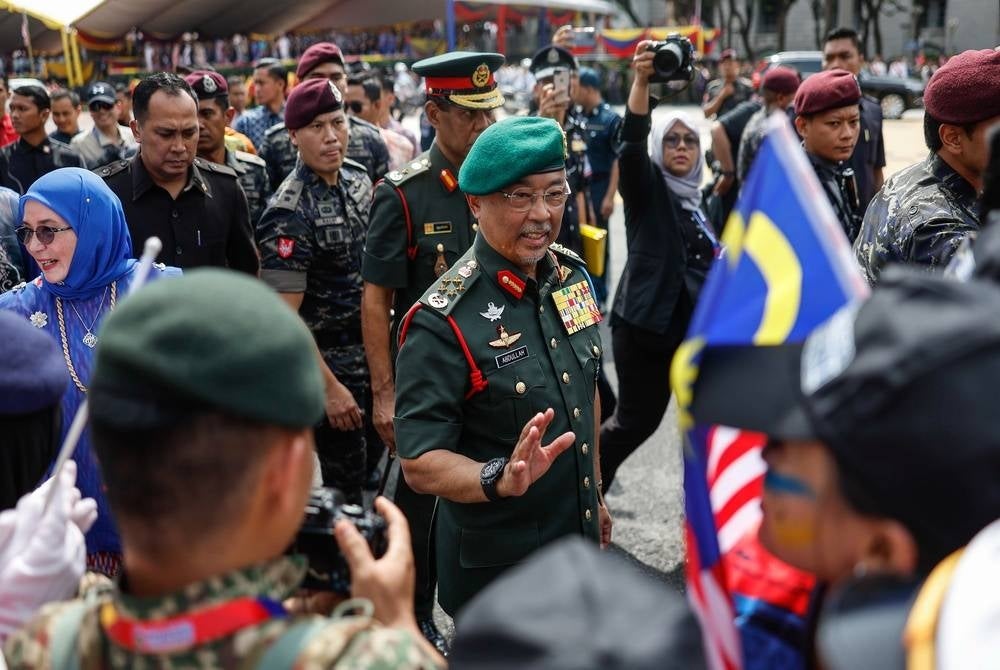 Known for their sparkling personality and warm attitude, the Yang di-Pertuan Agong Al-Sultan Abdullah Ri'ayatuddin Al-Mustafa Billah Shah and Raja Permaisuri Agong Tunku Azizah Aminah Maimunah Iskandariah mingled with the multi-racial crowd who thronged Dataran Putrajaya today for the National Day celebration. - BERNAMA