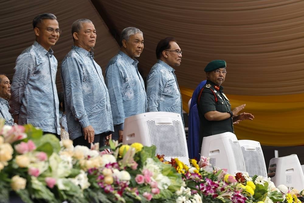 Beginning today in conjunction with the National Day celebration, Malaysians can subscribe to the Rahmah 5G Package, which comes with a basic data plan and a smartphone costing not more than RM240. - BERNAMA 