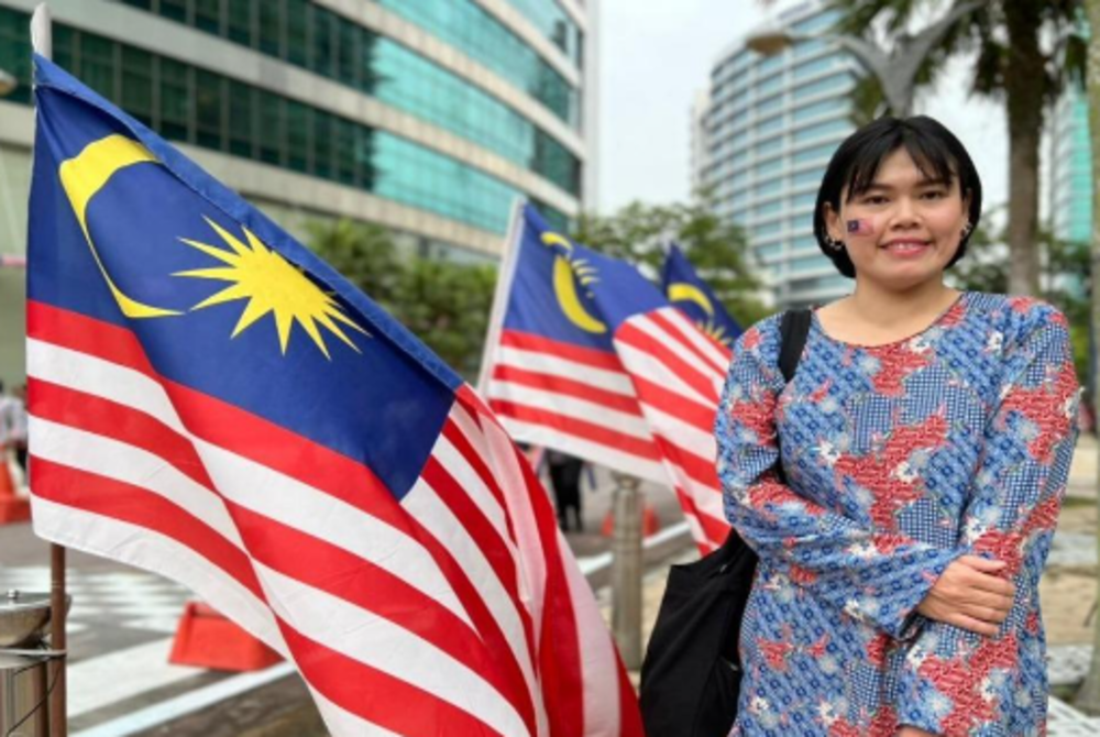 Thirty-seven-year-old Teo Yit Siew does not have a single batik attire in her wardrobe, but today she looks so beautiful in a batik baju kurung at the 2023 National Day celebration at Dataran Putrajaya. - BERNAMA