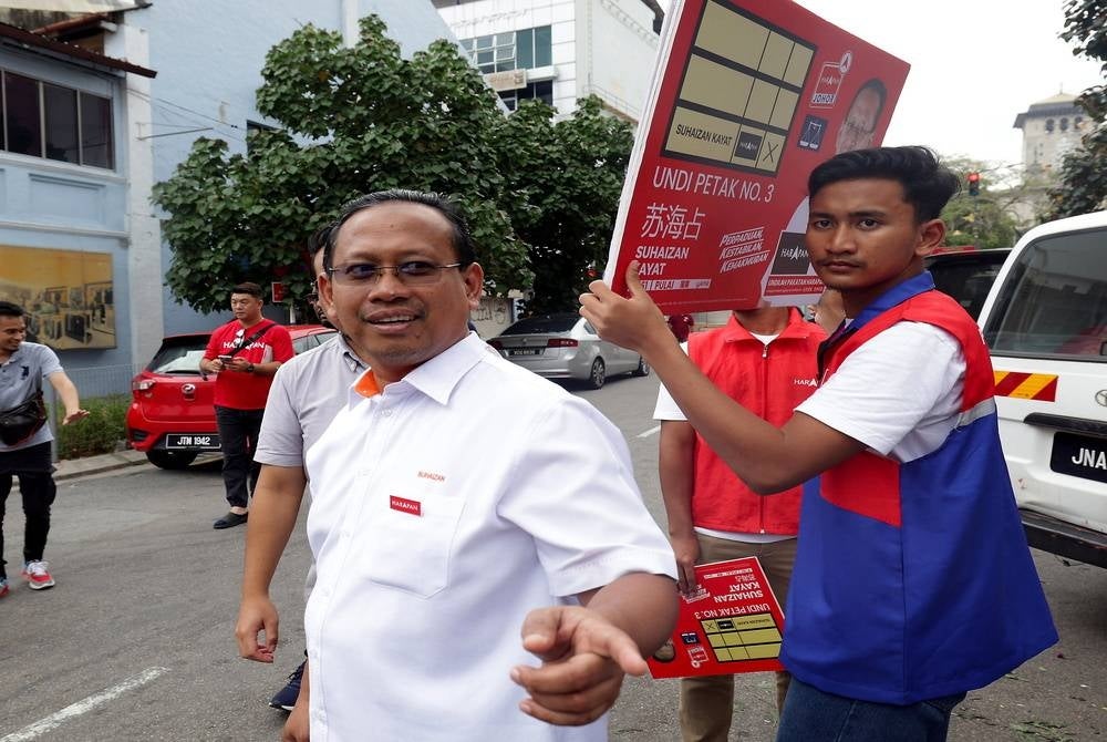 Entering the sixth day of campaigning for the Pulai parliamentary by-election, Pakatan Harapan (PH) candidate Suhaizan Kaiat continues to diversify his method of campaigning by going door-to-door to meet the constituents. - BERNAMA