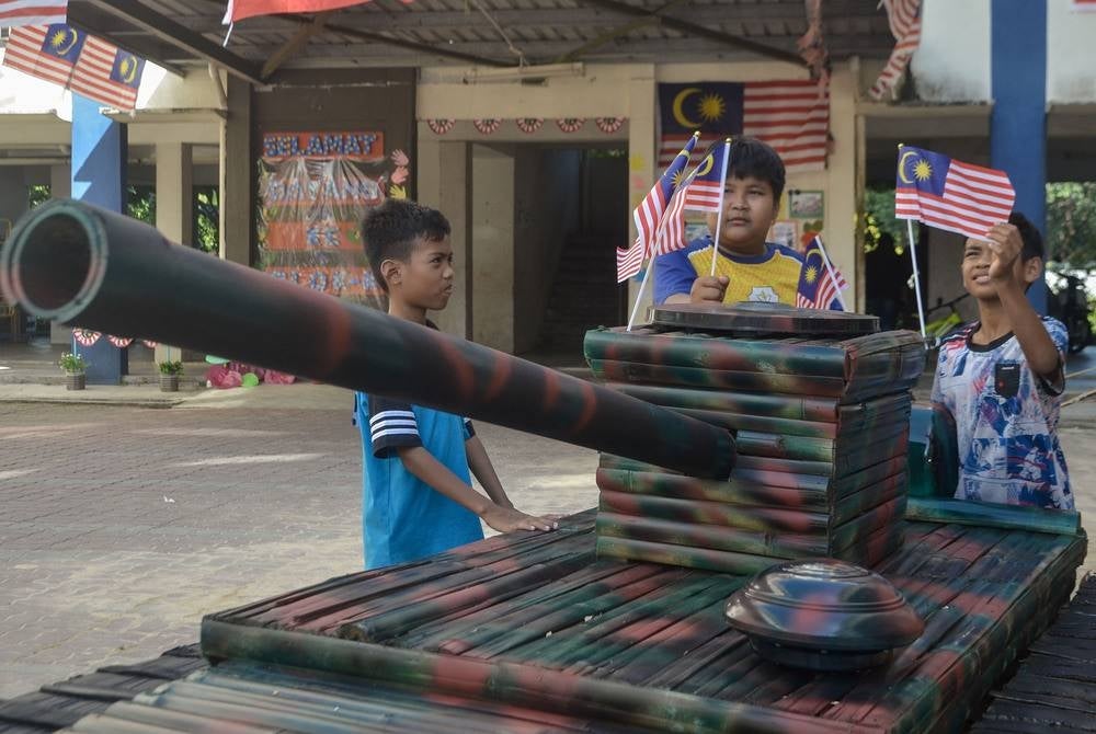 In an effort to be different in fueling the spirit of patriotism among children, the residents of People's Housing Project (PPR) in Gua Musang came out with the idea to build a two-metre-long tank replica as a decoration for the 66th National Day celebration. - BERNAMA