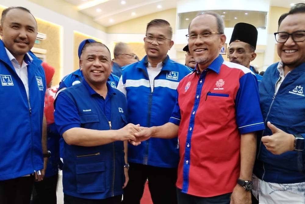 Saarani (second from left) with Johor Umno Information Chief Datuk Md Jais Sarday at the Johor Umno Current Issues Information Q&A programme, here Thursday night.