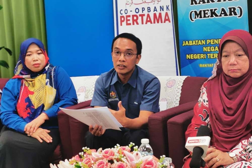 Mohamad Nasir (centre) with Dr Kasemani (right) at a press conference in conjunction with the 'Menyemai Kasih Rakyat (Mekar)' programme and Independence Babies Celebration at the Mother and Child Treatment Centre (Priba) at Sultanah Nur Zahirah Hospital (HSNZ) - FILE PIX 