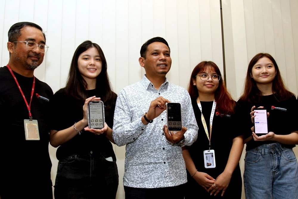 State Communications, Multimedia and Non-governmental Organisations Committee chairman Mohd Azlan Helmi (centre) said the use of mobile devices not only resolves the broadband access issues but also creates broader and faster access to information for the people. - BERNAMA