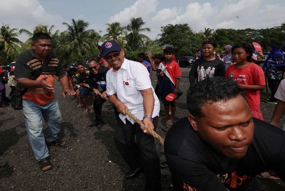 The need for a new jetty by the Orang Asli communities in Kampung Sungai Temon and Kampung Bakar Batu to replace the existing dilapidated jetty has caught the attention of Pakatan Harapan (PH) candidate Suhaizan Kaiat, who is contesting in the Pulai parliamentary by-election. - BERNAMA 