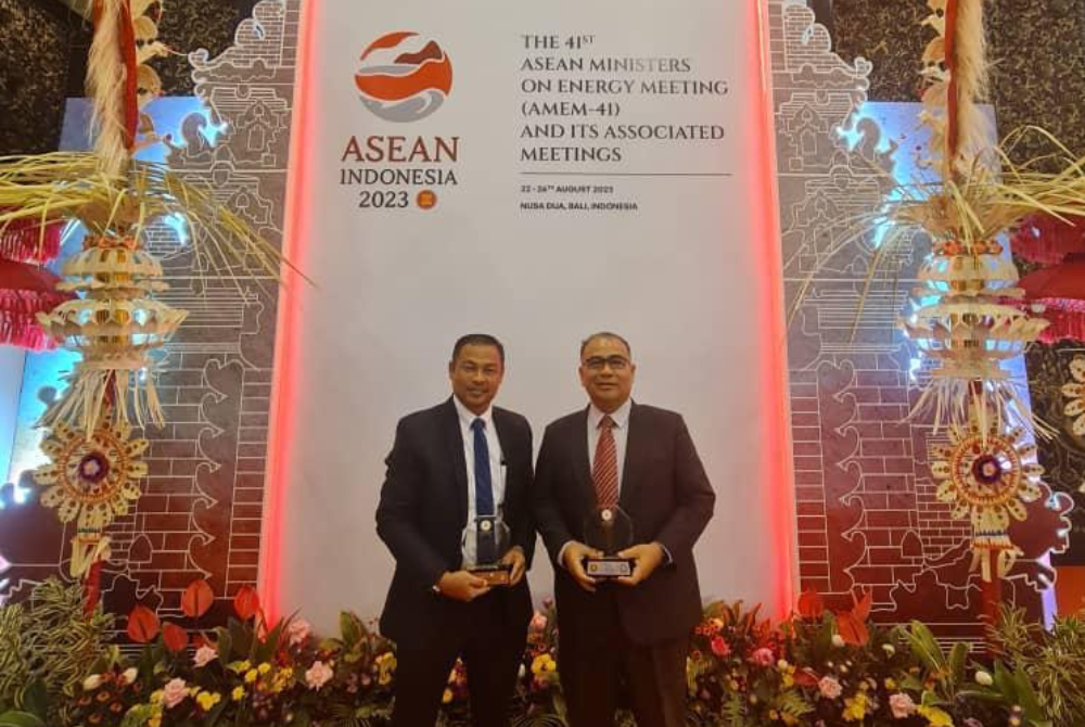 [From left] Head of Operations of the Klang Office Mr. Isman Shariff, and Head of Operations and Maintenance Department Hussain Omar at the prestigious ASEAN Energy Awards (AEA) 2023 - FILE PIX 
