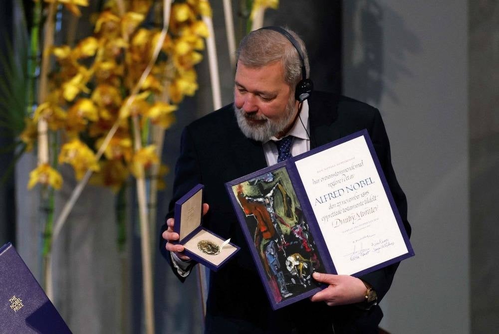 (FILES) Nobel Peace Prize laureate Dmitry Muratov of Russia poses with the Nobel Peace Prize diploma and medal during the gala award ceremony for the Nobel Peace prize on Dec 10, 2021 in Oslo. (Photo by Odd ANDERSEN / AFP)