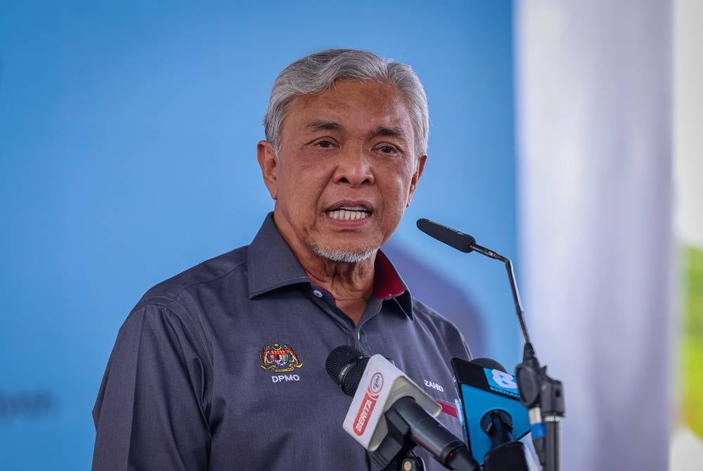 Deputy Prime Minister Datuk Seri Dr Ahmad Zahid Hamidi, who is also Barisan Nasional (BN) chairman, said Umno voters, who are known as loyal voters, need to set aside the differences between the parties in the Unity Government and give their full backing to the government's candidate. - BERNAMA