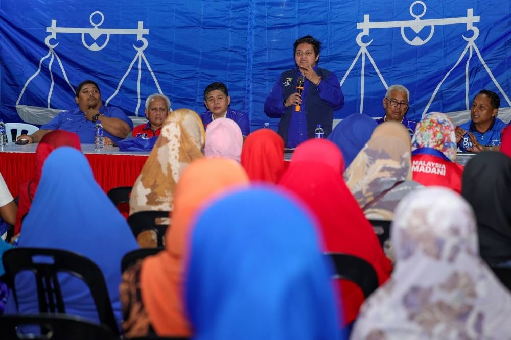 Minister in the Prime Minister’s Department (Law and Institutional Reform) Datuk Seri Azalina Othman Said at a meeting with the district voting centre at the Kempas State Assembly in Taman Dahlia. - Photo by Bernama