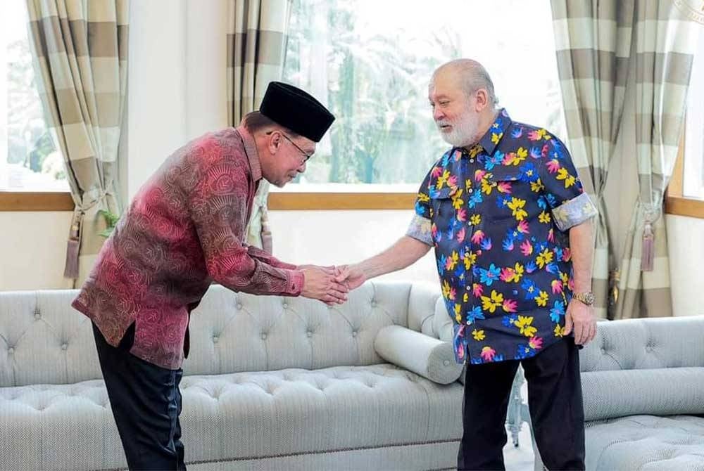 Sultan Ibrahim Sultan Iskandar granted an audience to Prime Minister Datuk Seri Anwar Ibrahim. - Photo by Royal Press Office