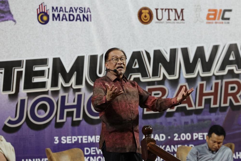 Anwar in the ‘Temu Anwar’ dialogue programme at Universiti Teknologi Malaysia (UTM), Skudai on Sunday. - BERNAMA PIX