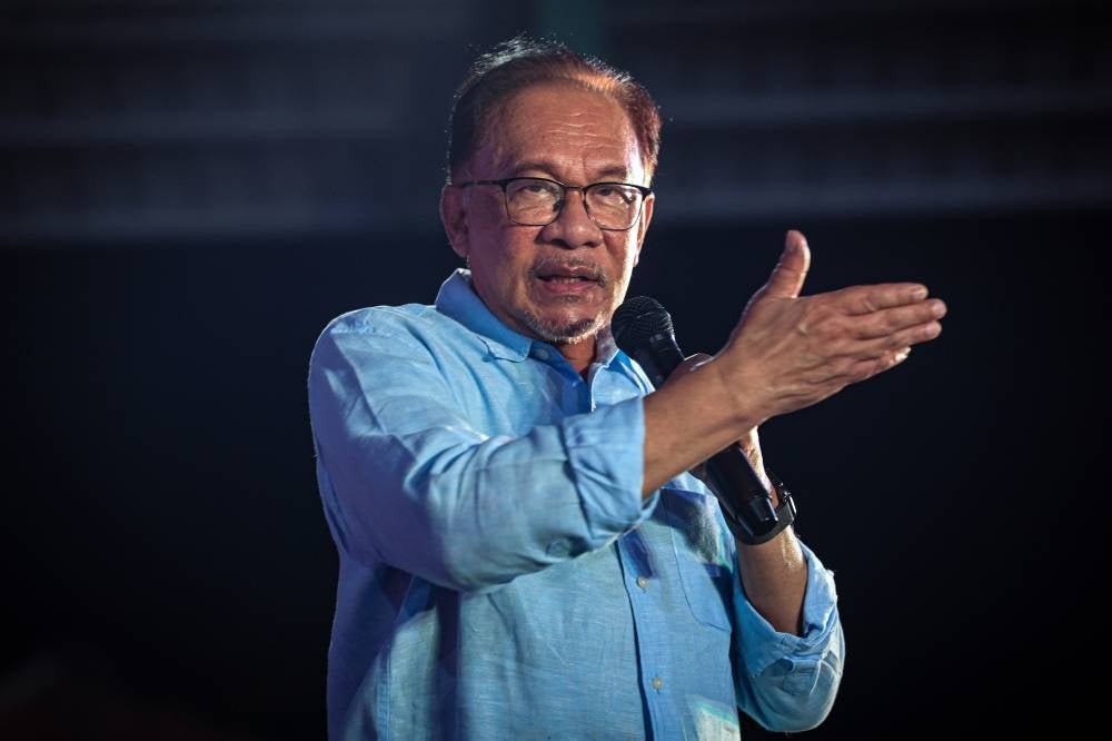 Prime Minister Datuk Seri Anwar Ibrahim delivering a speech at the Madani Unity Mega Ceramah programme in conjunction with the Simpang Jeram by-election in Sungai Abong tonight. - Photo by Bernama
