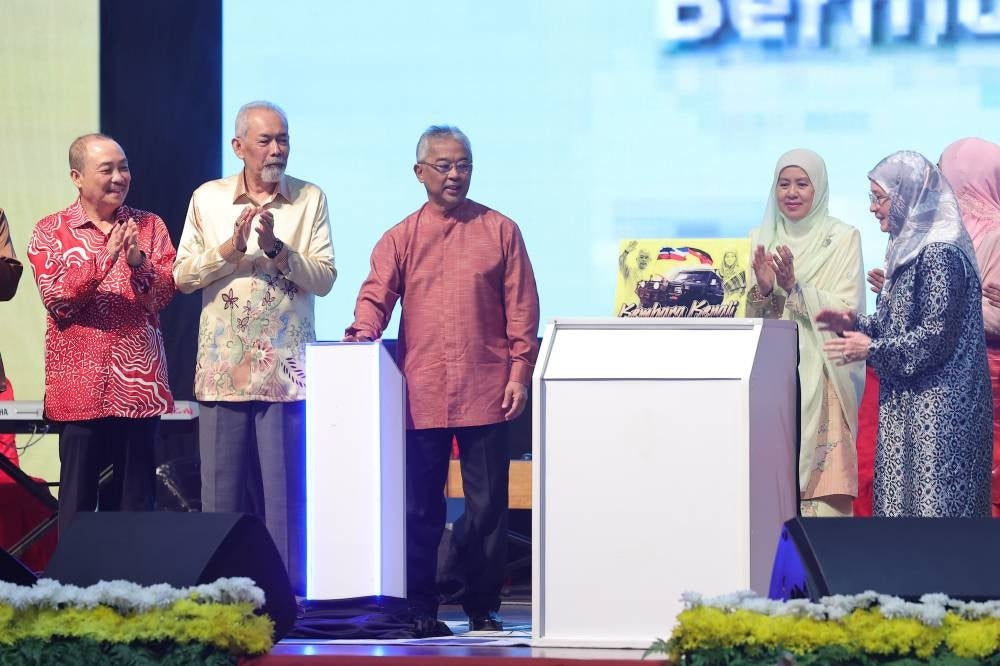 The Yang di-Pertuan Agong Al-Sultan Abdullah Ri'ayatuddin Al-Mustafa Billah Shah (three, left) and Raja Permaisuri Agong Tunku Azizah Aminah Maimunah Iskandariah (right) at the launching of Kembara Kenali Borneo. - Photo by Bernama