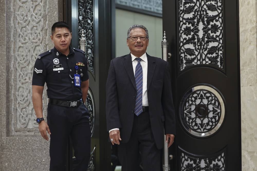 Former Attorney-General (AG) Tan Sri Mohamed Apandi Ali (right). Bernama FILE PIX