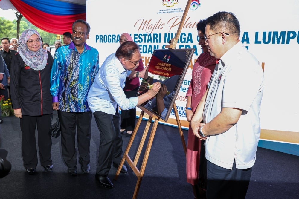 Prime Minister Datuk Seri Anwar Ibrahim, officiating the Lestari Niaga@Kuala Lumpur D’Medan Selera Madani initiative at Kompleks Tun Sambanthan - FILE PIX 