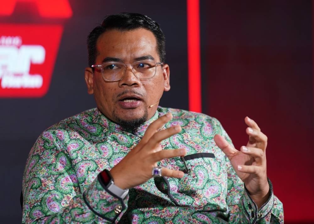 Mohd Azlan while serving as a panelist in the Sinar Forum titled 'PRK: Mood from three perspectives' hosted by Ismail Adnan. - Photo Sinar Harian/Rosli Talib